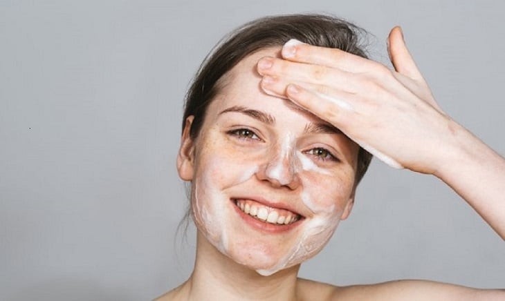 Một sản phẩm làm sạch quá mạnh có thể khiến da khô căng, mất cân bằng pH và kém đàn hồi theo thời gian