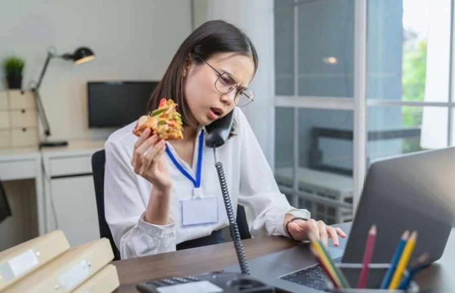 Ăn trong tình trạng mất tập trung khiến hệ tiêu hóa hoạt động kém hiệu quả, dễ dẫn đến đầy hơi, khó tiêu. Ảnh minh họa