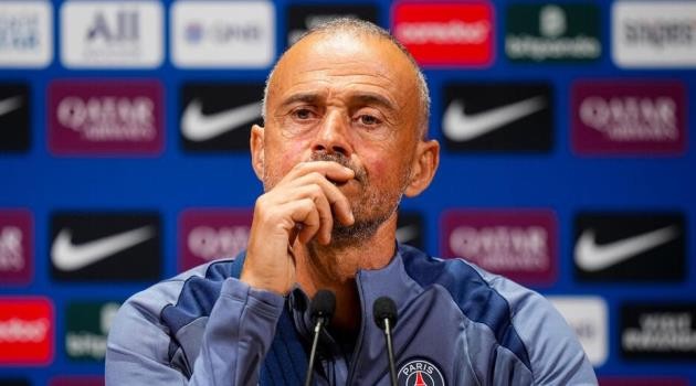 HLV Enrique lo lắng về tình hình lực lượng của PSG trước lần đụng độ Barca.
