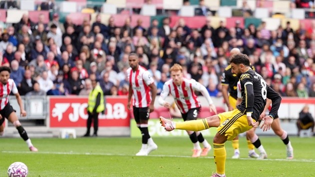 Bruno Fernandes hỏng penalty khiến Man Utd trả giá