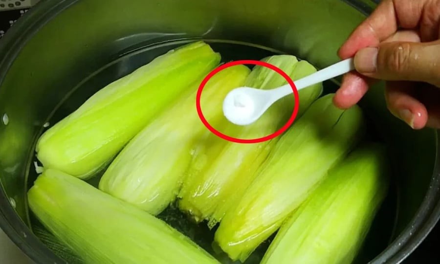Cho thêm vào hạt muối vào khi luộc ngô là mẹo giúp ngô bung hạt