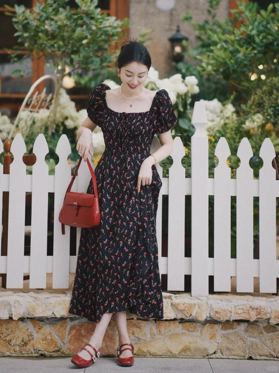 Váy họa tiết đem đến sự tươi mới, tạo cảm giác trẻ trung và rạng rỡ.