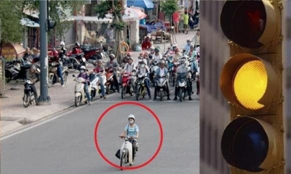 Trường hợp đang đi trên vạch hoặc đã vượt vạch khi đèn vàng thì được đi tiếp. 