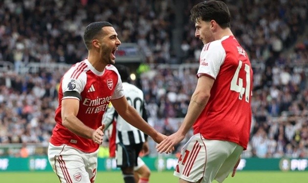 Merino gỡ hòa cho Arsenal