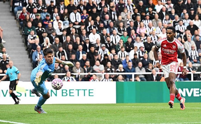 Jurrien Timber – 7.1/10. Timber tiếp tục cho thấy sự uy tín trong các pha tranh chấp với tiền đạo cánh Newcastle United. Anh cũng đóng góp khá tích cực cho mặt trận tấn công.