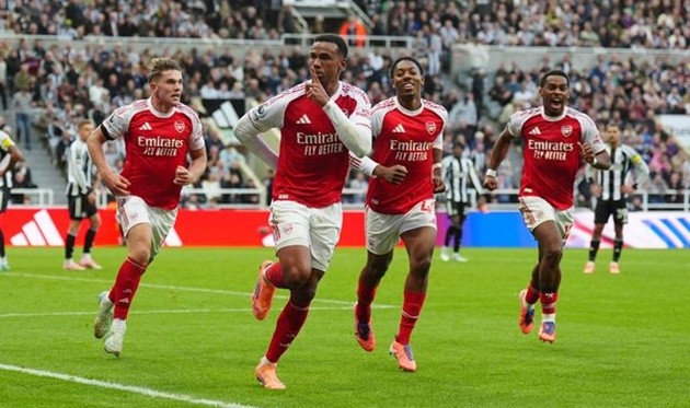 Gabriel tận dụng tình huống phạt góc để đánh đầu tung lưới Newcastle