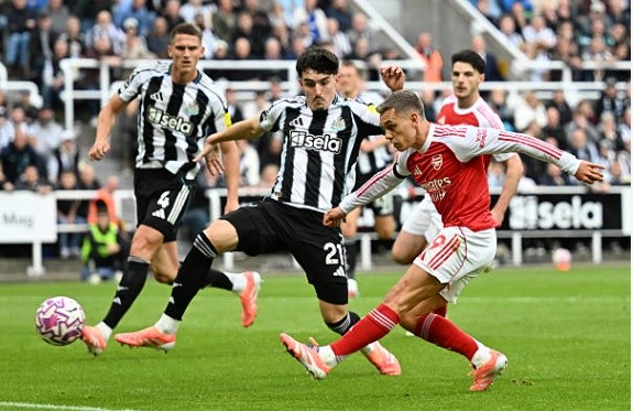 Leandro Trossard – 6.7/10. Trossard thi đấu khá năng nổ và suýt chút nữa đã có thể ghi bàn.