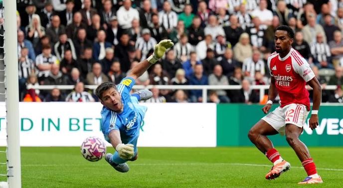 Pope đã có không ít pha cứu thua tuyệt vời trước Arsenal.