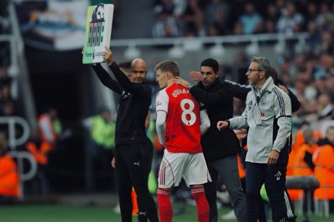 Odegaard vào sân, in dấu giày trực tiếp vào bàn thắng của Gabriel.