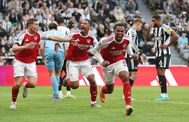 Arsenal thể hiện bản lĩnh của một nhà vô địch. 