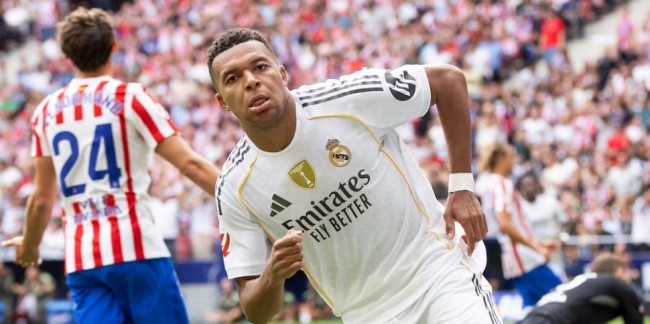 Mbappe ghi bàn cho Real.