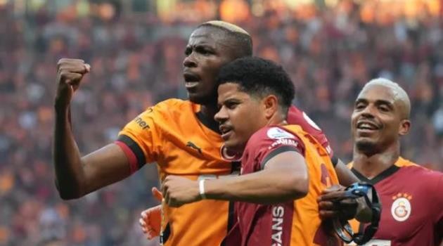 Osimhen là chân sút mà hàng thủ Liverpool phải đặc biệt dè chừng.