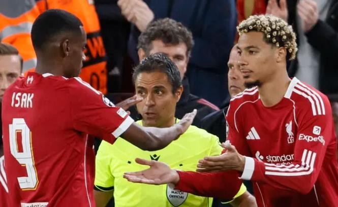 Hàng công đắt giá của Liverpool chưa vận hành trơn tru.