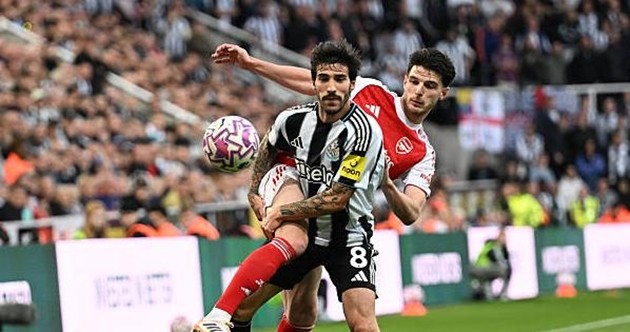 Sandro Tonali thất vọng sau trận thua Arsenal.