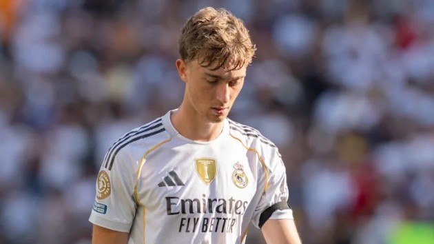 Huijsen ở derby Madrid.