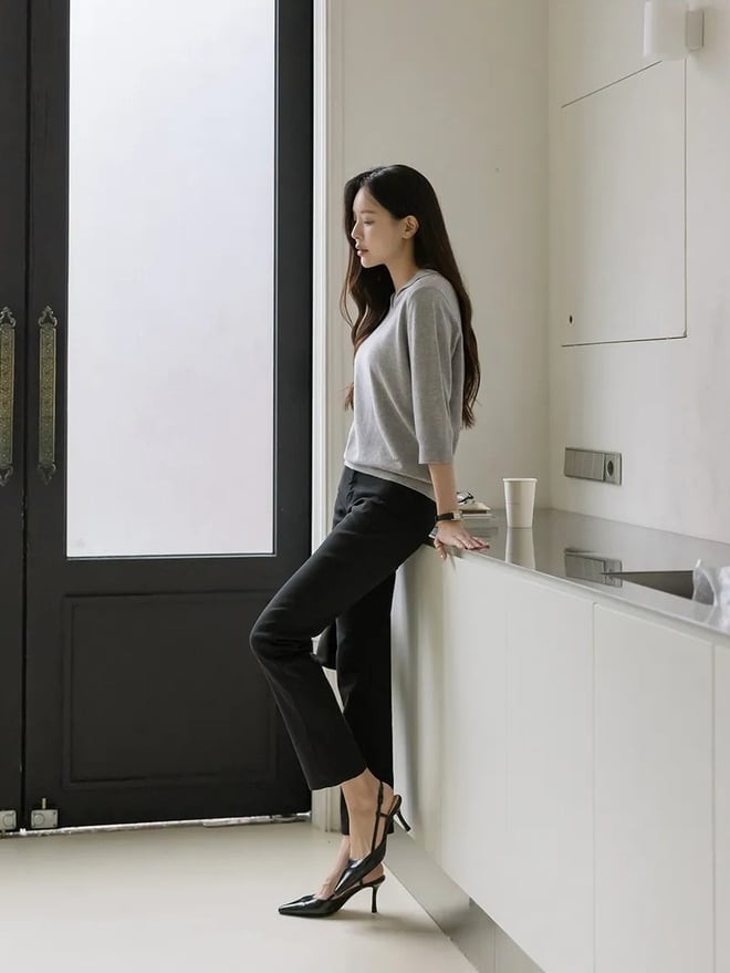 Độ dài trên mắt cá chân là chi tiết “ăn gian” chiều cao rất hiệu quả, khiến người mặc trông cao ráo mà không cần cố gắng.