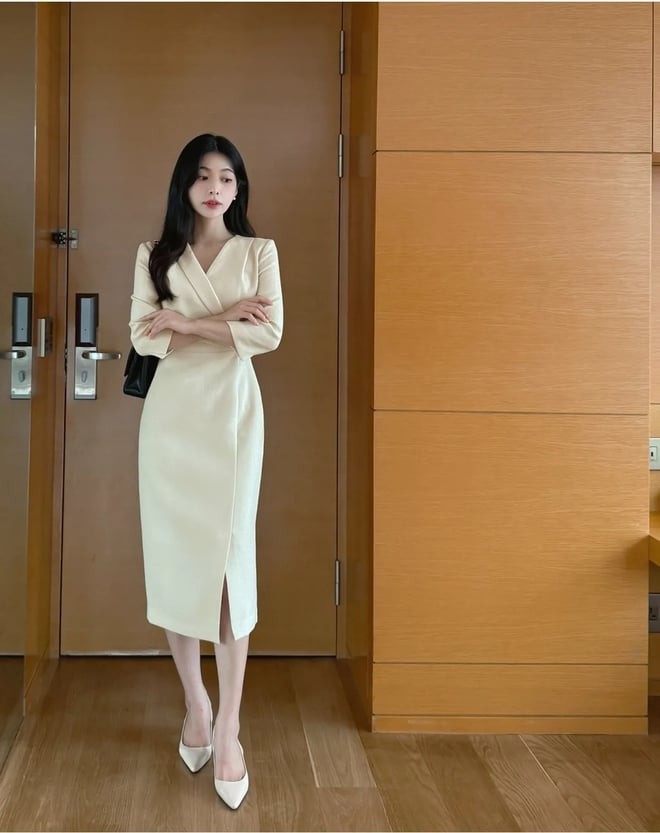 Một chiếc váy cổ chữ V là gợi ý không thể bỏ qua nếu bạn muốn tạo cảm giác thanh thoát và duyên dáng. 