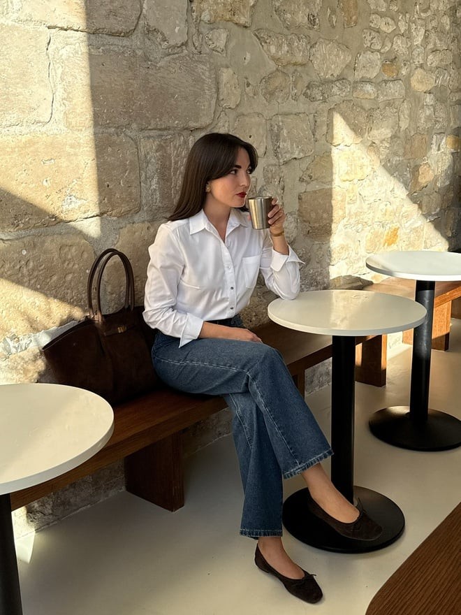Phụ nữ Pháp thường chọn áo sơ mi màu trung tính như trắng, be, nâu hoặc đen để tạo sự hài hòa.