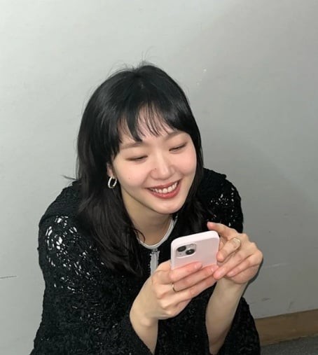 Một điểm đặc biệt khác là cách Kim Go Eun phối hợp khuyên tai vòng tròn với nhiều kiểu trang phục và kiểu tóc.


