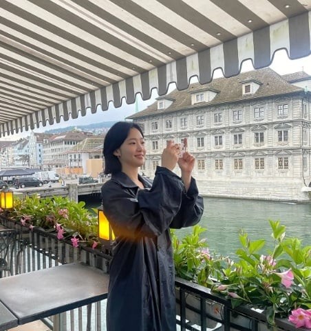 Ngay cả trong những chuyến du lịch, Kim Go Eun vẫn không rời bỏ món phụ kiện quen thuộc này.