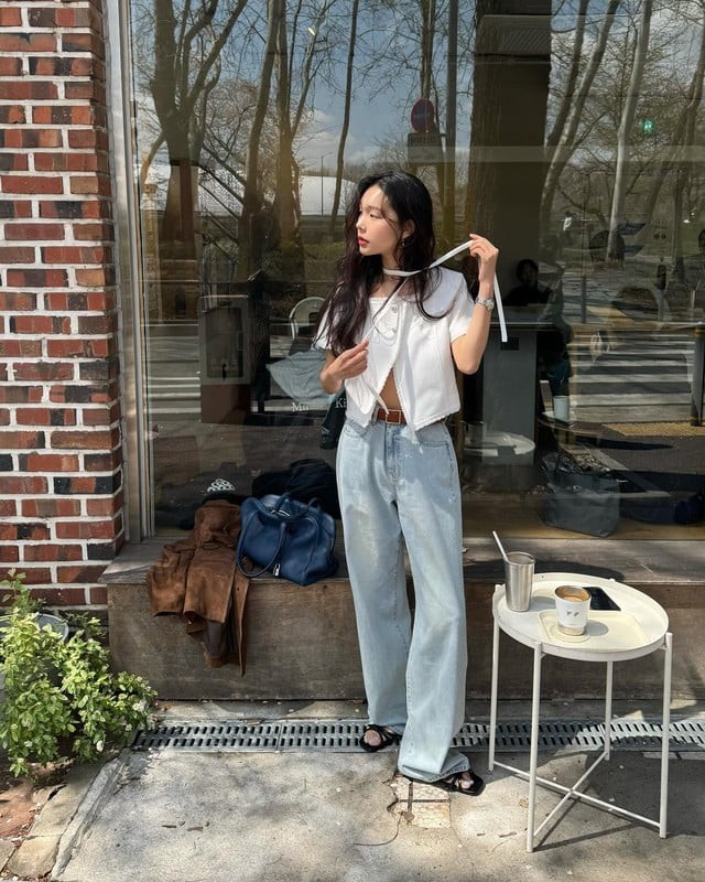 Chi tiết như thắt lưng da hoặc dây mảnh nhỏ giúp outfit thêm tinh tế và sang xịn.