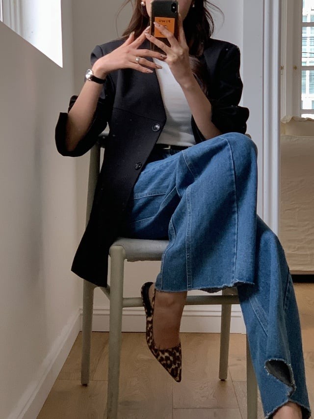 Đôi giày da báo mũi nhọn sẽ hoàn thiện outfit, tạo ấn tượng mạnh mẽ và nổi bật giữa đám đông.