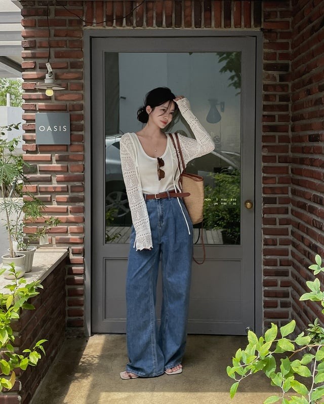 Phụ kiện tông nâu như túi cói, thắt lưng da hay sandal góp phần nâng tầm sang trọng.