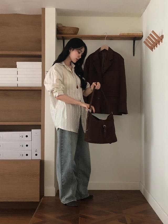 Túi xách và giày tông trầm sẽ làm outfit thêm sành điệu, không cần cầu kỳ vẫn cuốn hút.