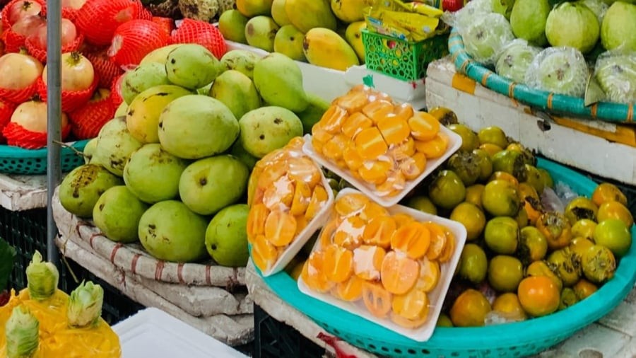 Bạn không nên ăn hồng giòn khi đói bụng để tránh bị tắc ruột.