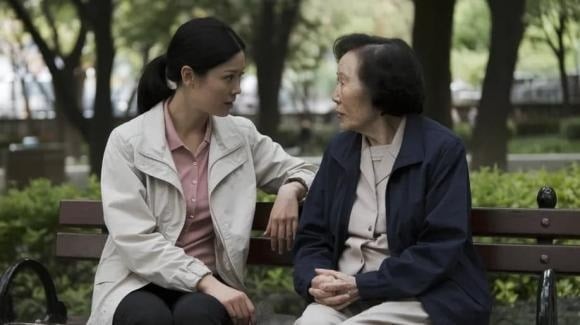 Có lẽ cha mẹ nào cũng từng mong con vươn tới thành công rực rỡ, nhưng khi già đi, điều họ cần chỉ là một người con bình dị, luôn hiện diện, để không phải trải qua cô đơn.

