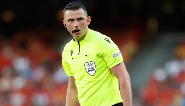 Michael Oliver cầm còi ở trận Barca vs PSG