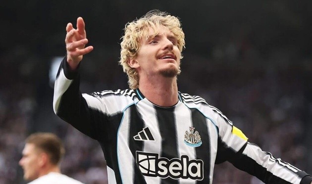 Người Bayern khó hiểu khi Newcastle chi khủng cho Woltemade