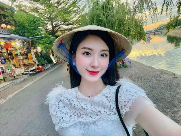 Nhan sắc xinh đẹp cùng phong thái tự tin giúp Doanh Nhi trở thành gương mặt được khán giả yêu mến