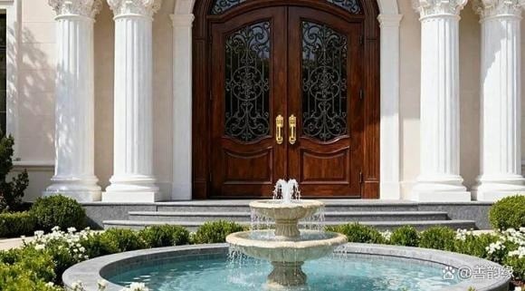 Nếu trước nhà có ao, đài phun nước hoặc con đường uốn lượn như dòng suối, đây là “Minh đường kiếm thủy”, tượng trưng cho sự tích tụ của cải.