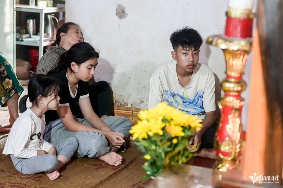 Khoảng 5 giờ sáng 29-9, khi cả gia đình còn say giấc, cơn giông lốc bất ngờ quét qua khiến mái nhà tốc và tường sập xuống.