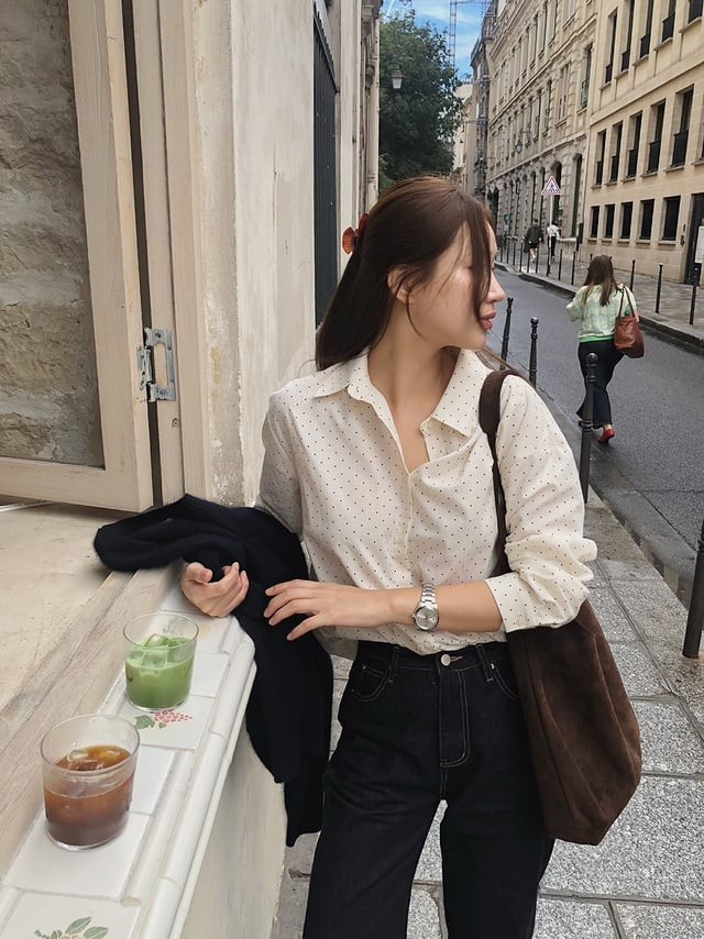 Cuối cùng, sơ mi chấm bi nhỏ kết hợp quần denim tối màu là gợi ý đơn giản mà không bao giờ lỗi mốt. 