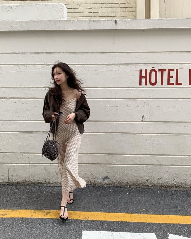 Giày búp bê với kiểu dáng cổ điển sẽ làm outfit thêm hài hòa và tinh tế.