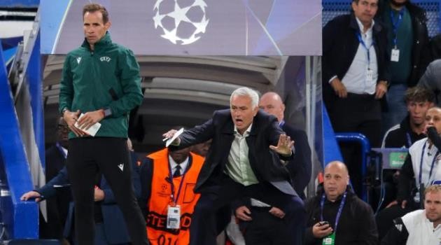 Mourinho có lần trở lại Stamford Bridge đáng chú ý.