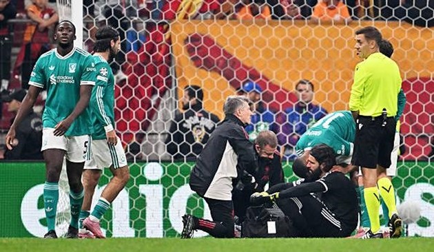 Alisson Becker rời sân giữa chừng ở trận đấu với Galatasaray.