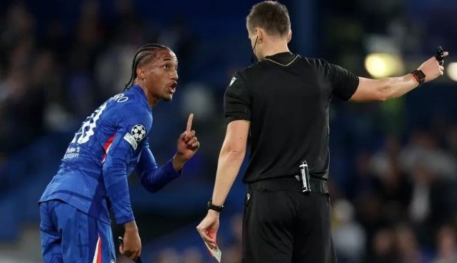 Pedro nhận thẻ đỏ trước Benfica.
