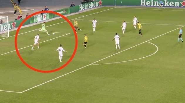 Tình huống kiến tạo của Courtois.