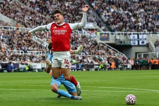 Tình huống gây tranh cãi ở trận đấu của Arsenal.