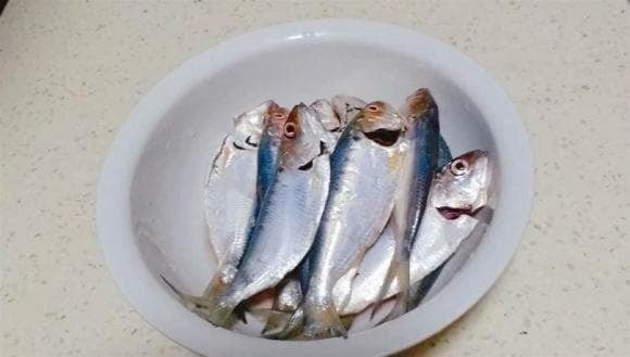  Sau nhiều lần thử nghiệm, tôi đã tìm ra phương pháp chiên cá vàng giòn, ít dầu mà vẫn giữ nguyên hình dáng, thậm chí ăn cả xương và đầu cũng ngon.