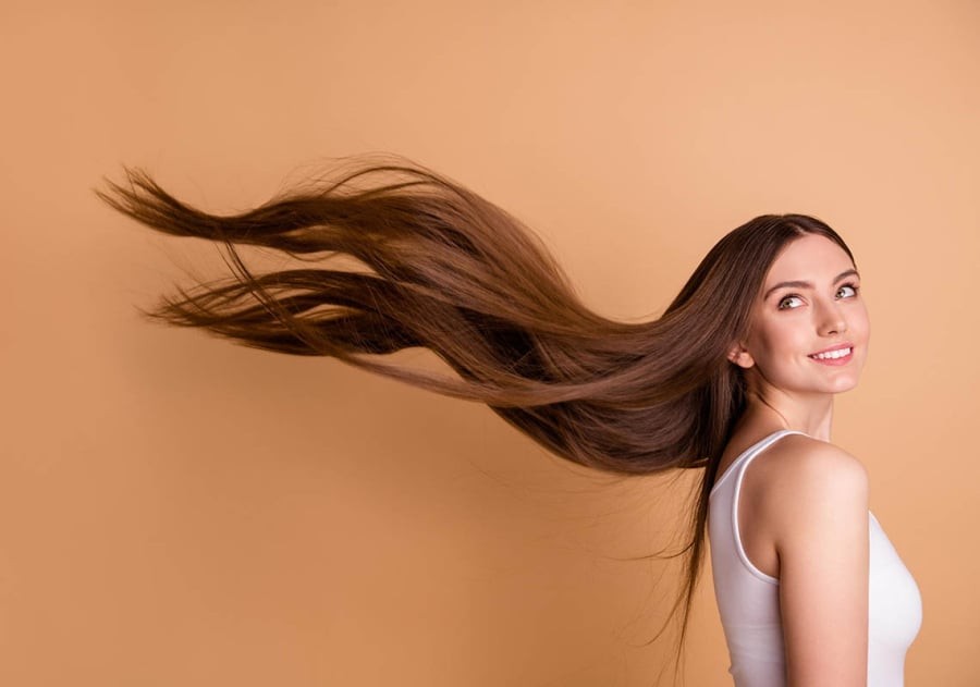 Bạn nên xả tóc với nước mát hoặc nước lạnh để giúp đóng lại lớp biểu bì tóc, giữ cho tóc mượt mà và óng ả hơn.