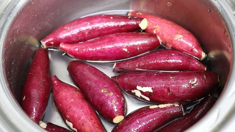 Bạn nên để nguyên vỏ khoai và chỉ dùng một lượng nước vừa phải để luộc.