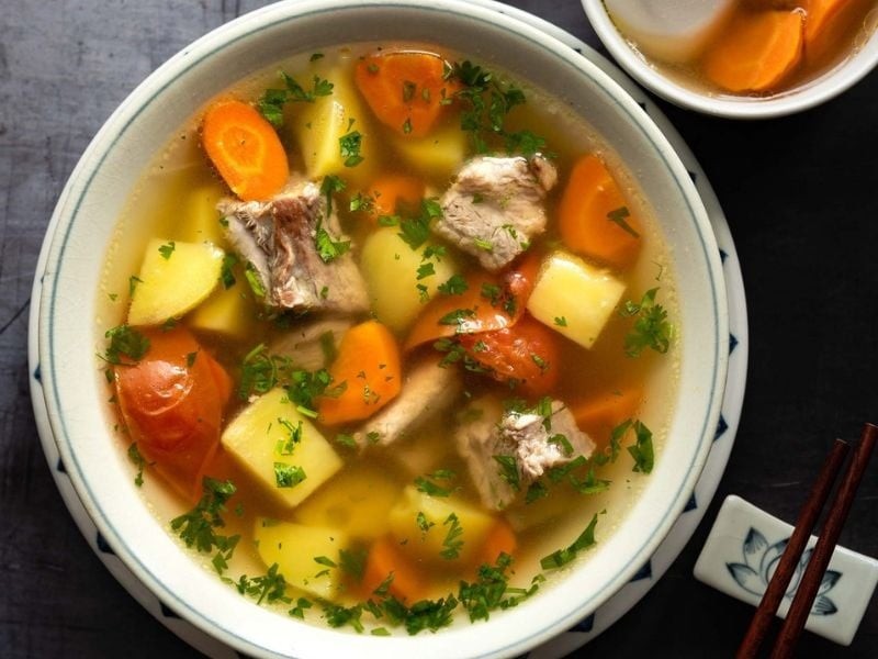 Để tăng hấp thụ canxi, có thể cho thêm ít cà chua giúp bổ sung vitamin C tự nhiên.
