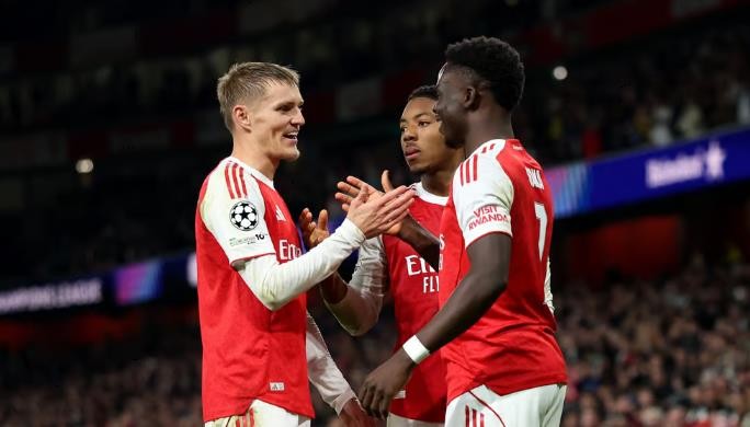 Saka chốt hạ chiến thắng 2-0 cho Arsenal.