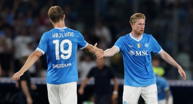 Hojlund hạnh phúc khi kết hợp với De Bruyne.