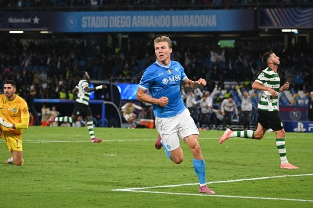 Anh giúp Napoli có 3 điểm đầu tiên ở C1 mùa này.
