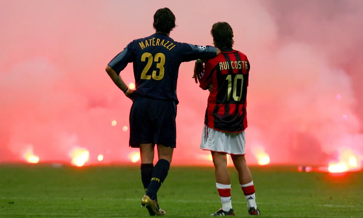 Khoảnh khắc lịch sử giữa Materazzi và Rui Costa tại San Siro năm 2005, một biểu tượng của sự kình địch và cả vẻ đẹp hỗn loạn của sân vận động.